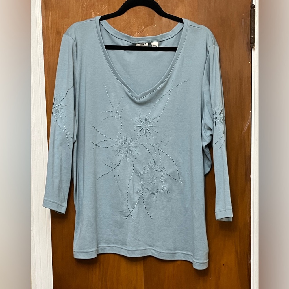 Cato women’s soft blue long sleeve V neck Top
Size 26/28 W
-W3